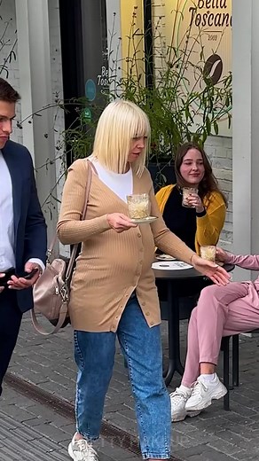 Strangers Helping Strangers | Pretty Makeup