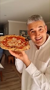 This is how you make pizza like an Italian! 🍕❤🇮🇹 #ItalianFood #FoodieReels #ItalianPasta #Reels #ItalianFoodie #foryou #foodvideo #italianstyle #EasyCooking #FoodTips #VincenzosPlate #pizza | Vincenzo's Plate