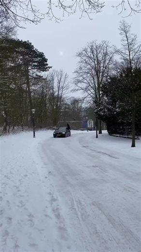 ☃️ Code oranje op Scheveningen: strand volledig wit Een zeldzaam gezicht op Scheveningen: het strand en de boulevard zijn bedekt onder een dikke laag sneeuw. Terwijl de beelden prachtig zijn, is de situatie serieus. Het KNMI heeft inmiddels code oranje afgegeven voor Zuid-Holland vanwege hevige sneeuwval en verraderlijke gladheid. Verkeersdeelnemers in en rondom Den Haag moeten rekening houden met gevaarlijke rijomstandigheden. De sneeuwduinen op de boulevard maken wandelen lastig en de noordwes