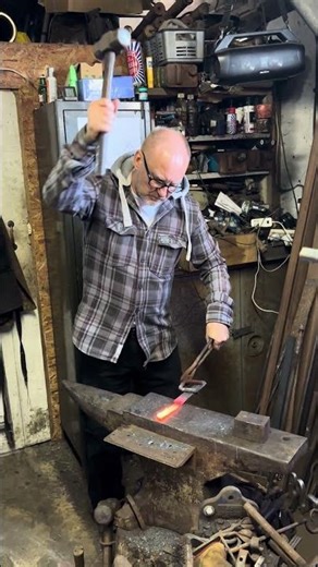 Forging the tang on a Bowie knife