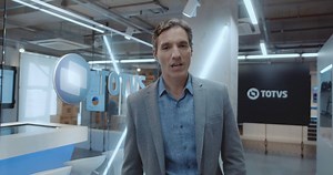 Você sabe quando começa o futuro? Soluções tecnológicas que antes pareciam distantes agora estão ao alcance da sua empresa. Assista ao vídeo e veja como a TOTVS pode mudar a forma como indústrias controlam sua produção, consumidores fazem compras e até o atendimento em hospitais e clínicas médicas! | TOTVS