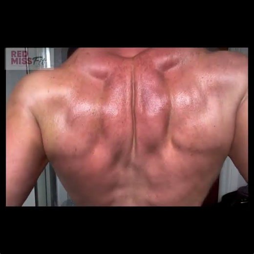 Incredible Back Muscle Flexing! Female Bodybuilder Showoff