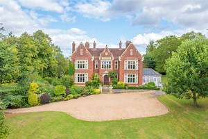 A spectacular Edwardian country house set in landscaped gardens in Bedfordshire