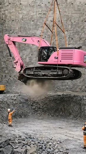 Excavator Accident Caught on Camera – Cable Snaps Mid-Air! #excavator