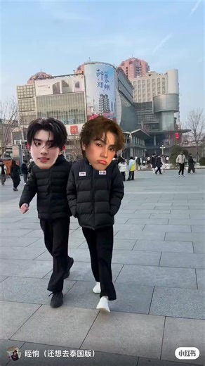 I came across this funny edit (credit in the video). I haven’t seen it yet for some reason, but I wanted to know the translation 🤣🤣🤣 Fake reporter: Sigh… if I gave you 1 million, would you French-kiss your bro? Masked 🐶: How much? Fake reporter: 1 million. Masked 🐈‍⬛: (runs away immediately) Masked 🐶: (tries to chase 🐈‍⬛) (Fake reporter desperately holds 🐶 back) Thanks for the translation @Evequeen Wang 😄😄😄 #smartcsnp #smartchisanupong #bxxmrvw #boomraveewit #smartboom