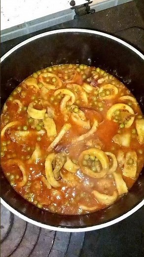 🦑 Oggi calamari in umido con pomodoro, piselli e un filo di olio... da leccarsi i baffi! 🫒