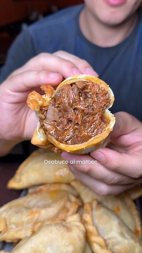A Raja Cincha on Instagram: "Y sí, tenemos las MEJORES EMPANADAS DE BUENOS AIRES 🔥🥟 Una delicia que no te podés perder, ¡mirá nuestros gustos! 👉🏼 Osobuco al malbec. 👉🏼 Matambre a la pizza. 👉🏼 Carne suave. Te esperamos en A Raja Cincha para que vivas la experiencia de las mejores empanadas."