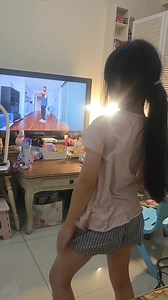 她說：媽媽，我長大可以當舞蹈老師💃 我：好啊...那我以後買一間工作室，有買marykay保養品的都可以免費來上蒙恩老師的課，好嗎？ 大家覺得好嗎？😂 #造夢 #kpop #愛跳舞的都比較快樂 #母女日常 她真的很有耐心教，跟媽媽不一樣，我沒在開玩笑🤪 #肯定不是遺傳我 | Emma Yang