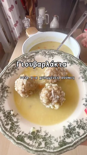 Blonde.cook on Instagram: "Τα αγαπημένα γιουβαρλάκια, επιτέλους έκαναν την είσοδο τους στο εβδομαδιαίο μας μενού! Για τα γιουβαρλάκια θα χρειαστείς: 500kg κιμά 70γρ ρύζι γλασέ ή Καρολίνα 1 καρότο τριμμένο Μαϊντανό,δυόσμο κ λίγο ανιθο 1 κρεμμύδι τριμμένο Αλάτι (Τα γιουβαρλάκια τα πλάθω κ τα βάζω κατάψυξη, δες το βίντεο με την οργάνωση της κατάψυξης) Για την σούπα: 1 πατάτα (μισή σε κύβους μισή τριμμένη) 1 καρότο σε κύβους 1 μικρό κρεμμύδι σε κύβους 100γρ ρύζι Ελαιόλαδο Αλάτι, πιπέρι, τζίντζερ και
