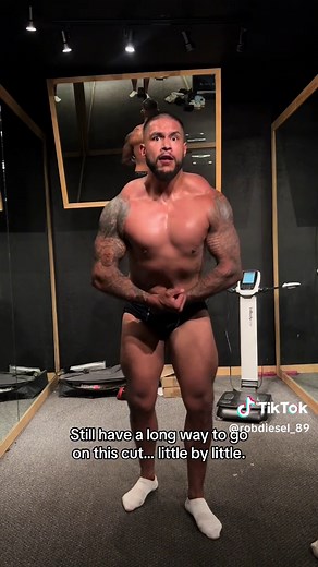 Cut still going on… my mind playing tricks on me but we keep pushing… kick ass this weekend! #dieting #fatloss #bodybuilding