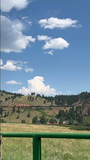 A BNSF manifest descends the grade in Arvada, CO (big ten curve!)
