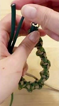 パラコード編み方 ねじり編みアレンジで作るクリスマスミニリース飾り ショート動画版 handmade.amane #パラコード編み方 #パラコード #パラコードクラフト #ハンドメイド #diy