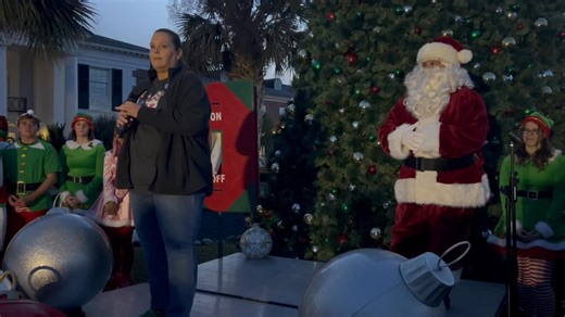 PENSACOLA, Fla. — Naval Air Station (NAS) Pensacola Commanding Officer Capt. Chandra ‘Mamasan’ Newman and Morale, Welfare and Recreation (MWR) Director Debby Brockway welcome service members, civilian employees and family members to the MWR Holiday Tree Lighting Dec. 7 at the Mustin Beach Club onboard the installation. #NASP #CNRSE | NAS Pensacola