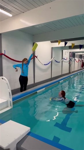 Us: Front crawl arms with the float 🏊‍♀️ Them: inventing a whole new stroke 🤦🏼‍♀️ Coaching instructions were clear…execution was ✨creative 🫠 front crawl…but make it standing up apparently 😂