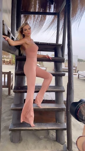 Matilde Brandi on Instagram: "Solo cose belle ☀️🏝️ Abbiamo ancora oggi e domani per salvare Matilde Manda un sms al 477003 con scritto Matilde App Mediaset Infinity Sul sito isola.mediaset.it Smart tv abilitate 📺 #isola #staff"
