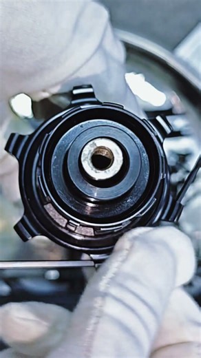 Assembling carbon fiber wheelsets: Threading the Spokes.#icancycling #alpha40