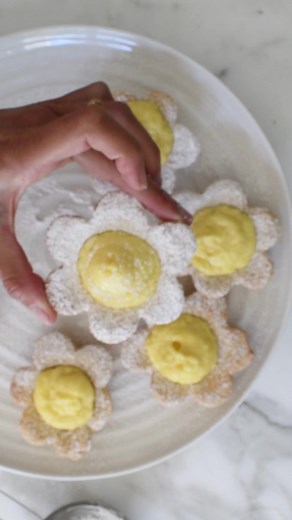 1M views · 1.5K reactions |  Daisy cookie cups  Welcome spring with these daisy-shaped cookie cups filled with lemony and rich custard cream. Just what I need Full recipe in my website: https://www.cookingwithmanuela.com/2019/04/daisy-cookie-cups-with-custard-cream.html .Link in stories and profile .#baking #daisycookies #springdesserts #cookies #custard #videorecipe #howtorecipe | Cooking with Manuela | Facebook