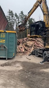 Cat MH3024 with OQ70 – streamlining operations for maximum efficiency in recycling projects! 🚜🔧 #OilQuick #CatMH3024 #Recycling | OilQuick