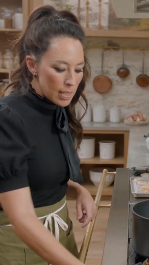 A crowd-pleasing side dish that works year-round and for the holidays: Joanna Gaines' favorite mac and cheese comes together perfectly with her Le Creuset Braiser, Toughened Nonstick PRO Stockpot, and Stainless Steel Stockpot with Colander. 😋 📸: Magnolia Table, via Magnolia/ Magnolia Network | Le Creuset