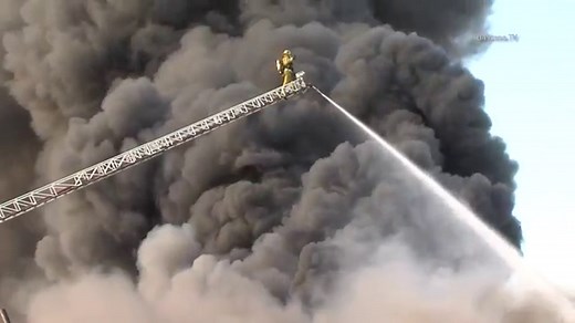 Fire at Sun Valley junkyard sends plume of black smoke into L.A. sky