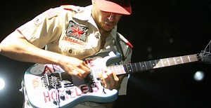 Learn to play Killing In The Name by Rage Against The Machine