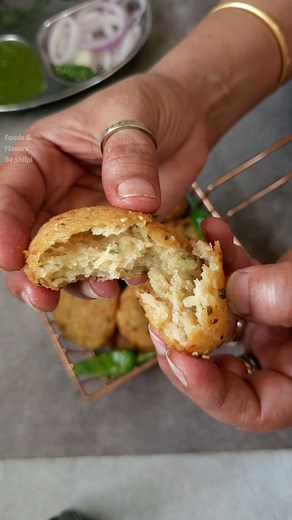 7.5M views · 73K reactions | Sirf 1 cup aate se banaye mazedaar nashta. Itna tasty snack bana ki jhatpat finish ho gaya  Na cutlet, na kachori, something in between  Ek dum alag taste wali - Atta Aloo Kachori Recipe #FoodsAndFlavors #RecipesByShilpi #FoodsAndFlavorsByShilpi #recipes #food #fblifestyle | Foods And Flavors | Facebook