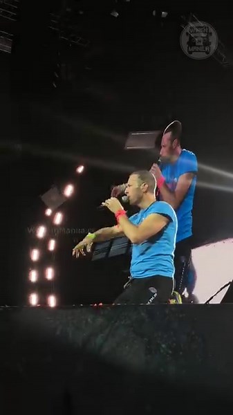 Coldplay's Chris Martin begs crowd to put phones away! Chris Martin, the lead singer of Coldplay, went on his knees to beg the crowd to put their phones away. He stopped in the middle of Coldplay's hit song "A Sky Full of Stars" then got down on his knees. Coldplay's Chris Martin then asks everyoneto put phones away for one song. What do you think of this? What percent of a concert are you on your phone or recording and taking photos versus just watching and being in the moment? 50-50% ??? Will 