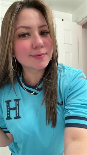 Chapina intentando bailar punta catracha