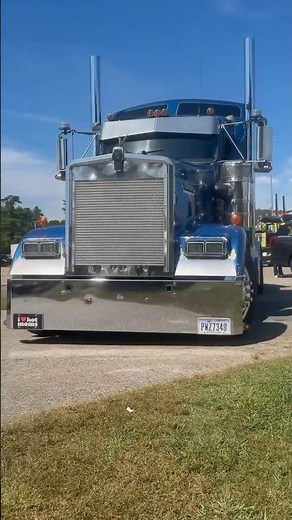 Blue Kenworth vs. Custom Peterbilt: Which build are you picking? 🔥