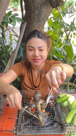 Sok Sreyleak on Instagram: "Grilled snails spicy #reels"