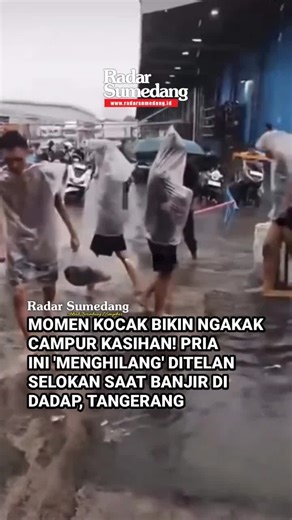Tangerang, – Senin (12/01/2026) nampaknya menjadi hari yang tak terlupakan bagi seorang pria di Dadap, Tangerang. Bukannya hati-hati saat melintasi banjir yang menggenangi area parkir, ia justru terlibat dalam sebuah insiden yang langsung viral dan mengundang tawa sekaligus rasa kasihan. ​Sebuah video yang beredar luas menunjukkan suasana banjir cukup parah, di mana air menggenangi hingga setinggi betis orang dewasa dan menenggelamkan ban sepeda motor. Beberapa orang terlihat berjalan santai di 