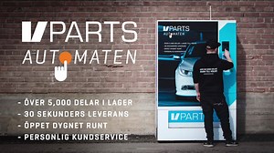 VPARTSAUTOMATEN LANSERAS I SOMMAR! I Vpartsautomaten kan du köpa dina Volvodelar med 30 sekunders leverans. Automaten har över 5000 delar i lager, personlig kundservice och kortläsare för betalning. "Vparts skickar redan din order samma dag du beställer, men vi vill korta leveranstiden ännu mer." säger Assar, ägare och uppfinnare av VPARTSAUTOMATEN. VPARTSAUTOMATEN kommer till en stad nära dig den 1 Juni - alltså bara 2 månader från idag, den första April. | Vparts