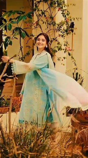 BEAUTIFUL DRESS -- PAKISTANI ACTRESS DUR_E_FISHAN.