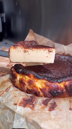 Basque Cheesecake 🤤🍰 #cheesecake #easyrecipe #easyrecipes #asmrfood #recipestiktok #foodtok #cooktok #homecook #desserttiktok #dessert #caketok #quickrecipes