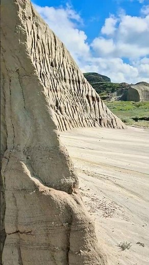 Walking through Big Muddy Badlands (Wild) | Travel POV