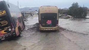 #Arequipa || Nos reportan al WhatsApp 949 268 648 que el tránsito está restringido en el ingreso a Ica. “Señores de HBA Noticias, este es el panorama en la ruta Arequipa – Lima. Un bus de Cruz del Sur ha quedado varado en pleno ingreso del río”. | HBA Noticias