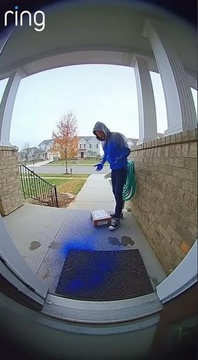 Dye Pack Fail: Thief Tries to Hose it Off