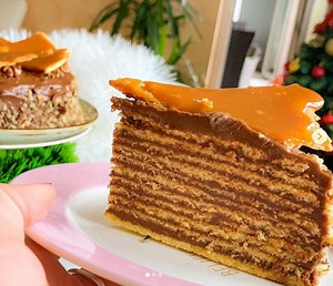 NAPRAVITE DOBOŠ TORTU NA LAKŠI NAČIN: Uspeće vam iz prvog pokušaja, a sa ovim trikom vam se kora neće lepiti za papir