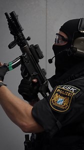Ein Team der Polizei Bayern sind die Einheiten des USK. Sie kommen insbesondere in Lagen mit erhöhtem Gefährdungspotential zum Einsatz und verfügen über eine spezielle Ausbildung sowie Ausrüstung für derartige Einsatzlagen. Schlappen erzählt euch, warum es sich lohnt, Teil der Einheit zu werden! | Polizei München