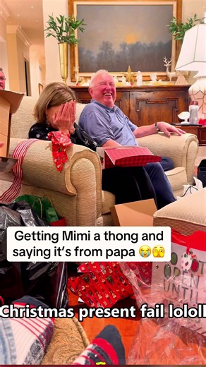 Christmas present fail😖🥸🎅🧎🧎‍♀️#christmas #usa #funny #family #fyp