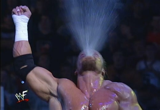 En Unforgiven 2000, Triple H entra muy serio, con vendaje visible en el abdomen/costillas por la lesión previa que le había provocado Kurt Angle. Suena “My Time”, su música, camina lento y concentrado, casi sin gestos al público.#WWE #WWERaw #WWENXT #wweuniverse #wwechallenge #wwesmackdown | El Wrestling del Fénix