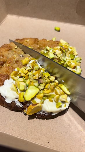 Mutzi on Instagram: "Volví a cambiar la COOKIE DE PISTACHO 💚y me volvió a enamoraaaaar: tiene centro de praline de pistacho tostado (hecho en Mutzi) con choco blanco y más pistachos naturales ✨"