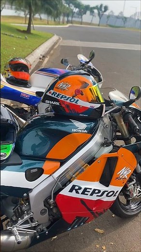 NSR250R Repsol with shark Gp pro 🔥 #nsr250r #hondarepsol #sharkgppro
