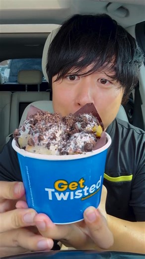 Thanh Dang on Instagram: "Big Back Season Is Here! Trying Auntie Anne’s New Oreo Topped Nuggets for a Food Review! How does it taste? #auntieannes #oreotoppednuggets #fastfood #fastfoodlife #fastfoodreview #mukbang #mukbangeatingshow #foodreview #foodcritic #waynedang"