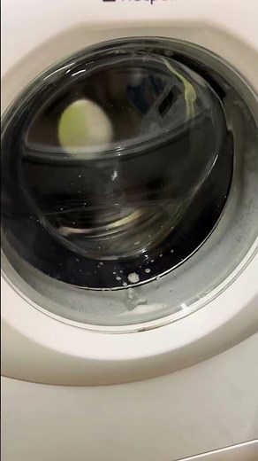 Hotpoint aquarius WF541 washing machine || First spin with clothes!