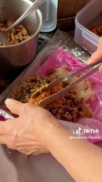 這顆劑量會不會太多…💊 吃完直接開啟睡眠模式💤 這間的特大飯糰真的是巨無霸枕頭size😅 📍中華路特大飯糰 #飯糰 #台灣美食 #riceball #taiwanfood #hualien