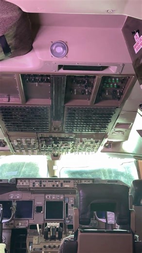 Qantas Beoing 747 cockpit from inside