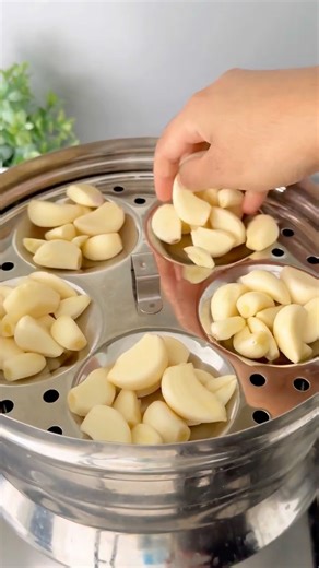 Unique and tasty garlic recipe #trending #shorts#trendingshorts#asmr#viral#ytshorts#garlic#food#reel