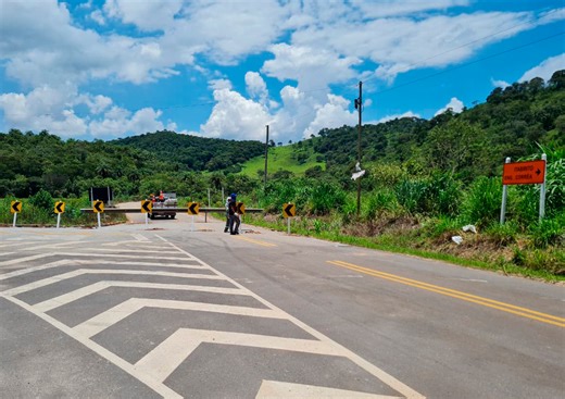 Ponte sobre o Ribeirão Carioca, na MG-030, permanece interditada - Estradas