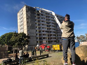 26K views · 250 reactions | La démolition des tours Balzac a commencé, ce vendredi, à Saint-Brieuc Plus d'infos par ici ➡️ https://bit.ly/3DkxP63 | Ouest France Saint-Brieuc | Facebook